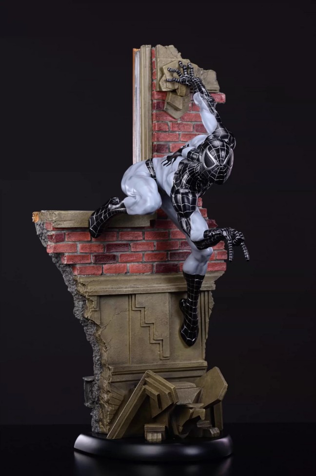 In stock Marvel  Wall Climbing Spiderman Statue 1/4 Scale Polystone Statue full-length portrait