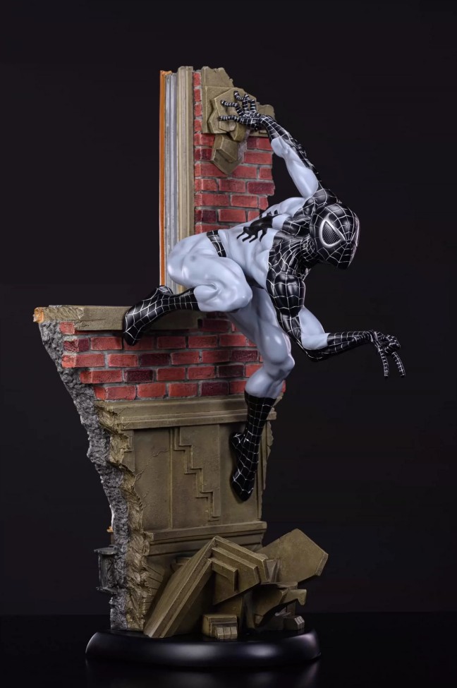 In stock Marvel  Wall Climbing Spiderman Statue 1/4 Scale Polystone Statue full-length portrait