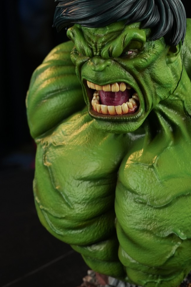 In stock Hulk bust 1/4 scale Polystone statue Exclusive customization