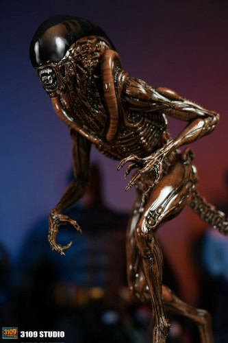 In stock 3109 Studio Alien form 1/6 scale brown Full-body Polystone Resin statue