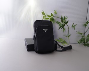 入手困難品！ 2024 プラダ 新作ボディバッグスーパーコピー