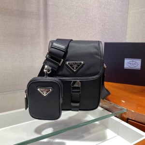 送料込 2024 プラダ 新作携帯電話バッグ偽物