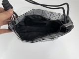 新色登場☆ 2024 イッセイミヤケ 新作 ショルダーバッグ コピー