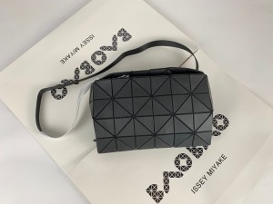 【大特価】2024 イッセイミヤケ 新作 ショルダーバッグ スーパーコピー