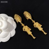 目を惹くカラー シャネル ピアス 偽物
