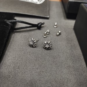 日本未入荷 クロムハーツ ピアス 偽物