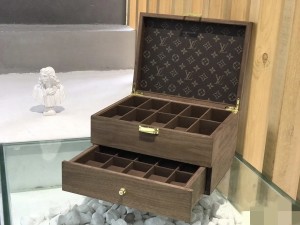 完売前に！ルイヴィトン 2024新作 小物入れ収納ボックス 新居寝具用品 アンティーク無垢材の時計ケースです