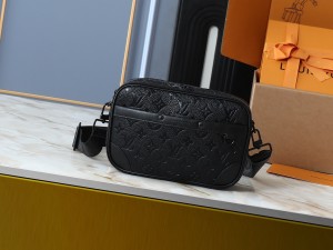 日本未入荷 ルイヴィトン メンズ ショルダーバッグ 偽物 M31069