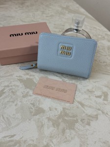 激安価格！ ミュウミュウ レディース 折り財布 コピー 2524