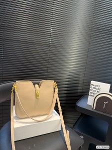 完売必至 セリーヌ レディース ショルダーバッグ コピー 120693  4色