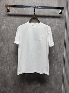 入手困難！2026 ルイヴィトン 新作 半袖Tシャツ 偽物