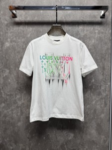 目を惹くカラー 2026 ルイヴィトン 新作 半袖Tシャツ コピー
