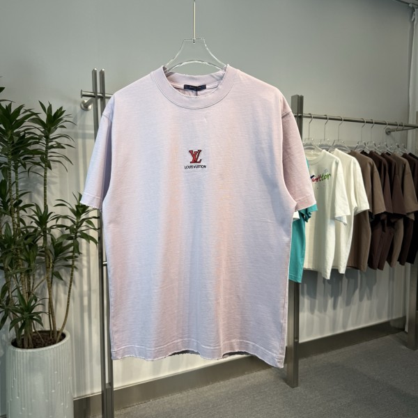 注目アイテム☆ 2026 ルイヴィトン 新作 半袖Tシャツ スーパーコピー