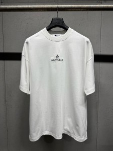 争奪戦 2026 モンクレール 新作 半袖Tシャツ 偽物