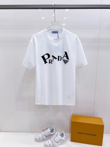 超希少！2026 プラダ 新作 半袖Tシャツ 偽物