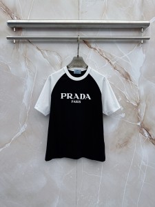 争奪戦 2026 プラダ 新作 半袖Tシャツ 偽物