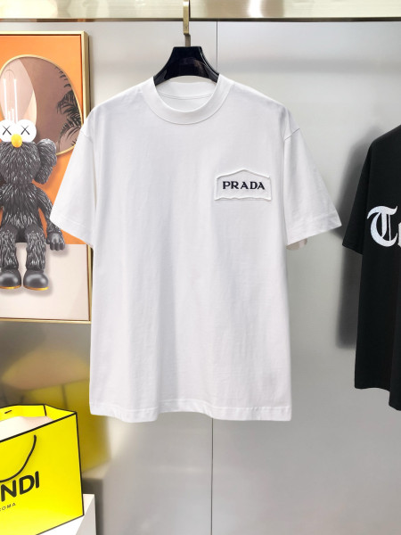 世界中で大人気♪ 2026 プラダ 新作 半袖Tシャツ 偽物