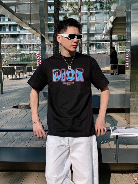 世界中で大人気♪ 2026 ディオール 新作 半袖Tシャツ 偽物