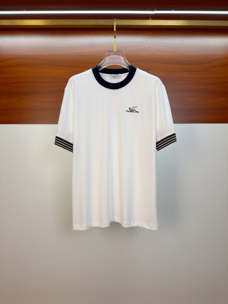 目を惹くカラー 2026 ディオール 新作 半袖Tシャツ 偽物
