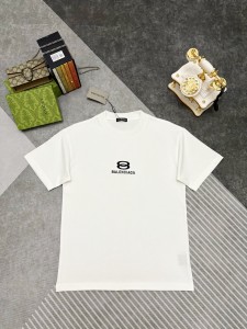注目度抜群！ 2026 バレンシアガ 新作 半袖Tシャツ スーパーコピー