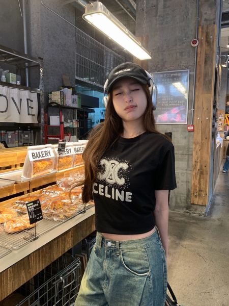 目を惹くカラー 2026 セリーヌ 新作 半袖Tシャツ 偽物
