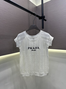 目を惹くカラー 2026 プラダ 新作 半袖Tシャツ 偽物 3色