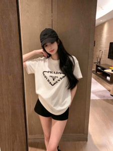 定番人気！ 2026 プラダ 新作 半袖Tシャツ 偽物