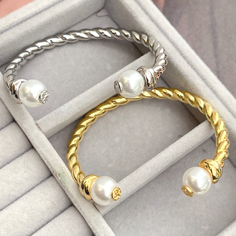 Twist Chain Bracelet With Pearl
