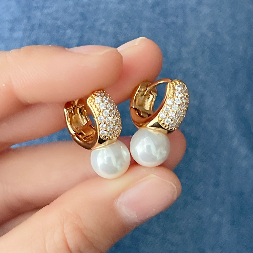 Round hoop pearl charm ear stud