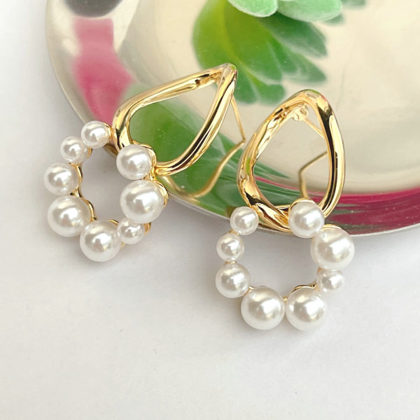 Drop Pearl Charm Earring