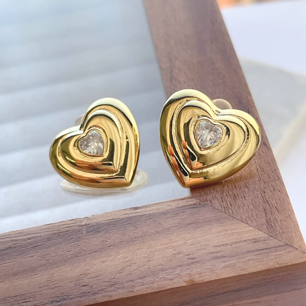 Gold heart ear stud