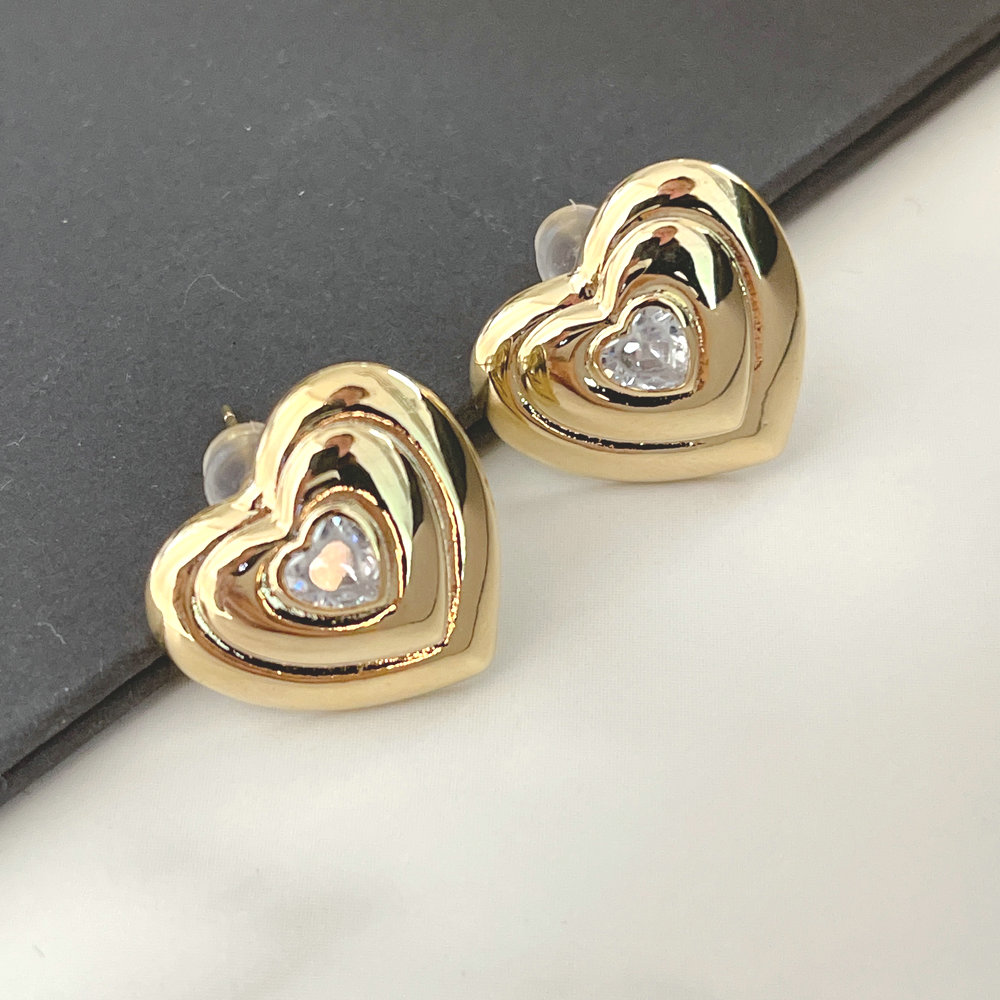 Gold heart ear stud