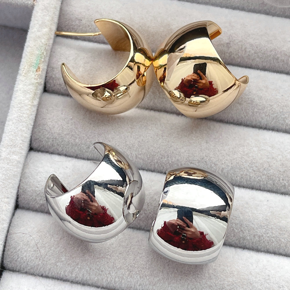 Plain metal C-shaped Earring