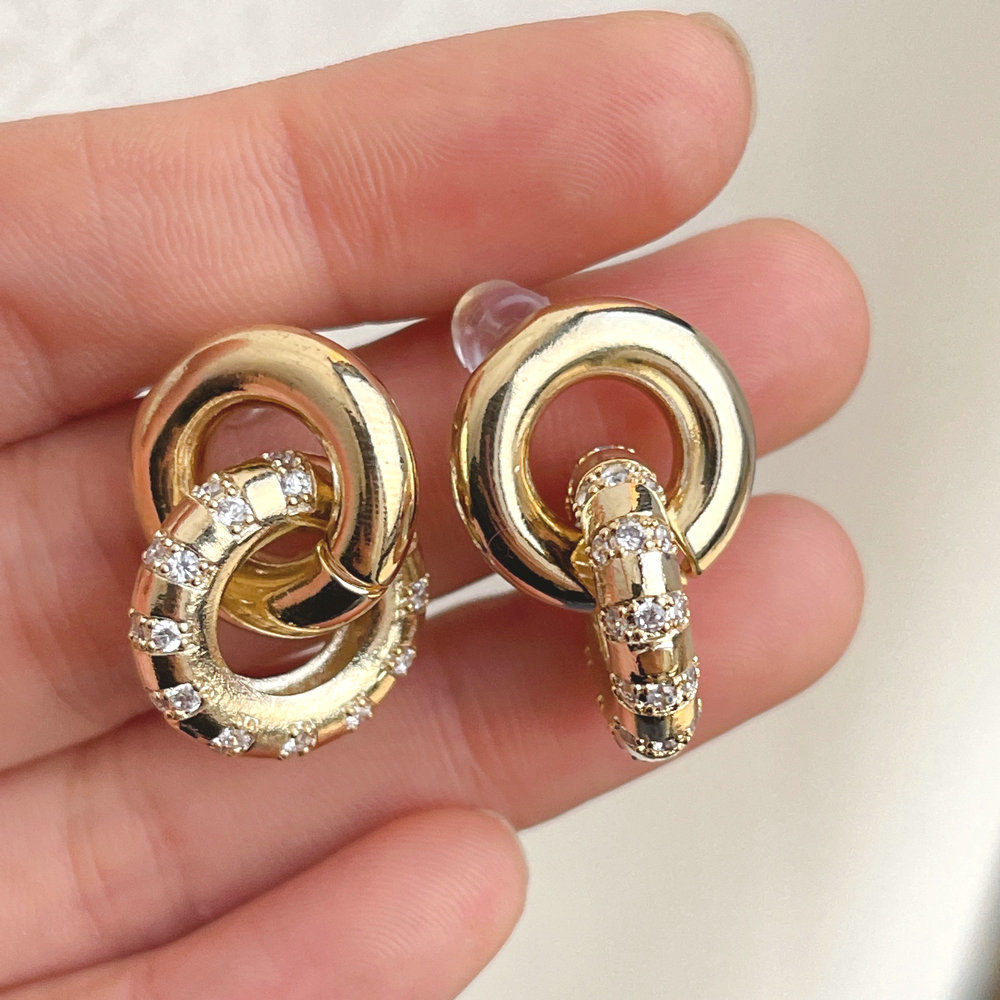 Round charm earring