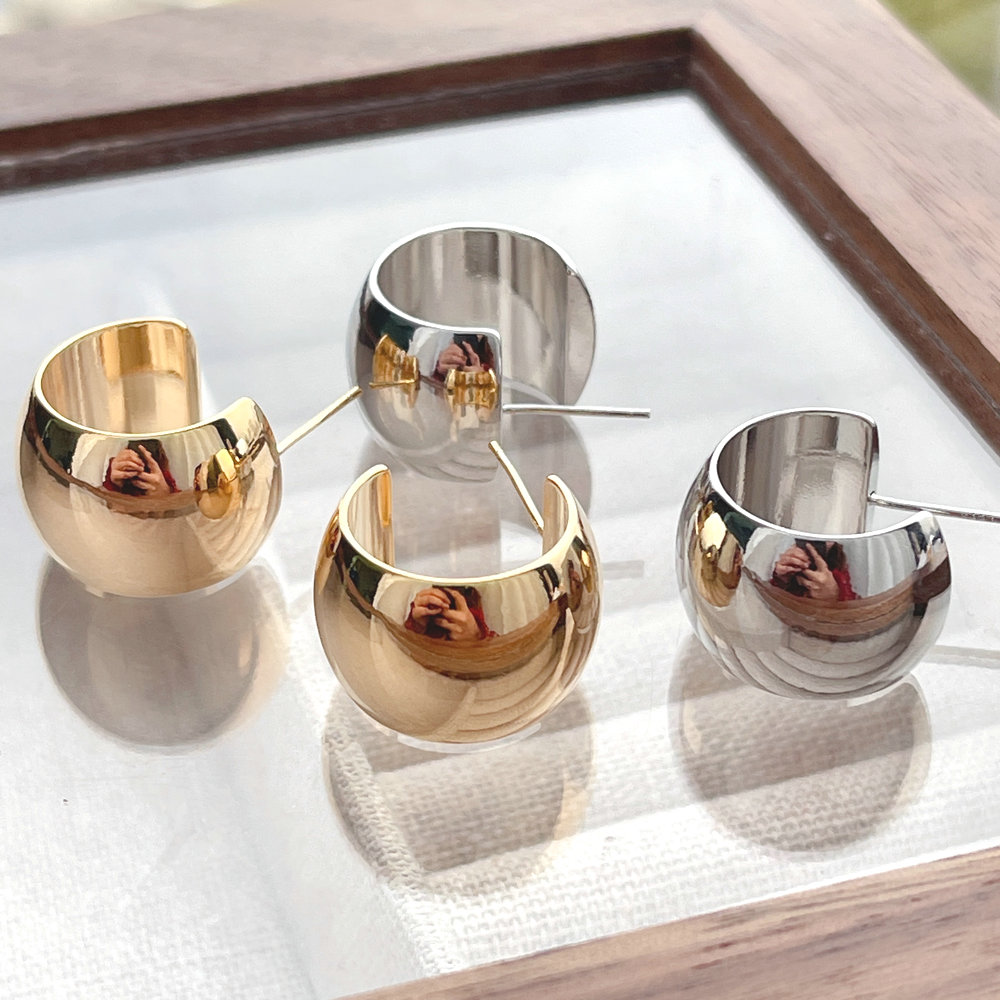 Plain metal C-shaped Earring