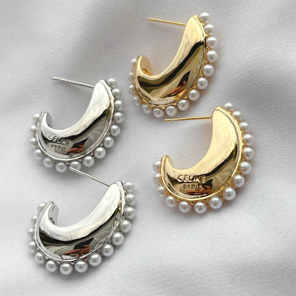 Light metal moon earing with samll pearl