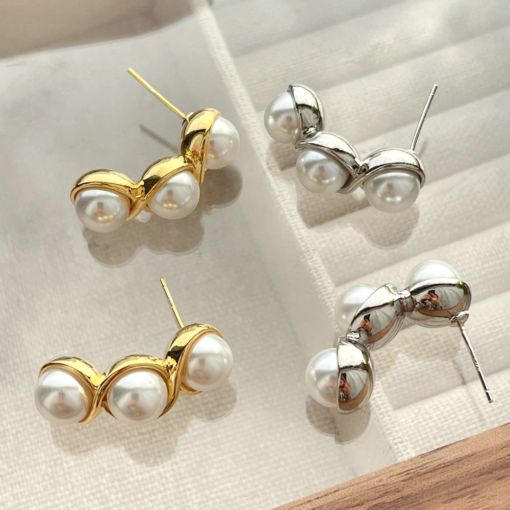 Three pearl ear stud