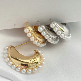 Light metal moon earing with samll pearl