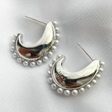 Light metal moon earing with samll pearl