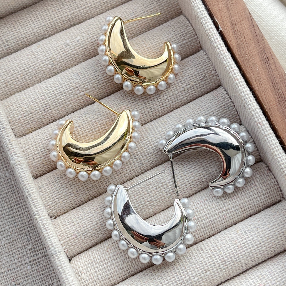 Light metal moon earing with samll pearl