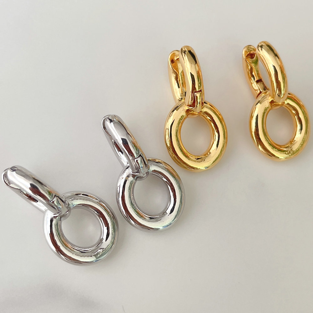 Metal round charm with round earring