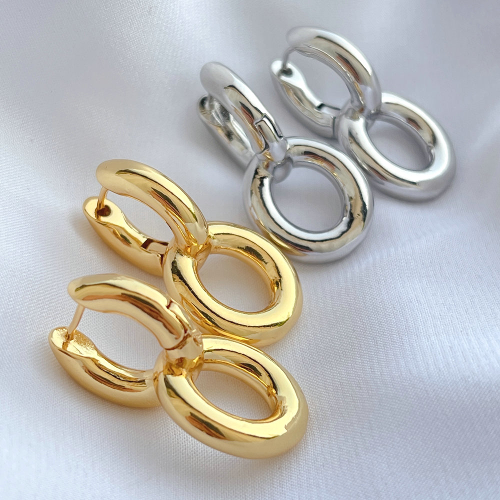 Metal round charm with round earring