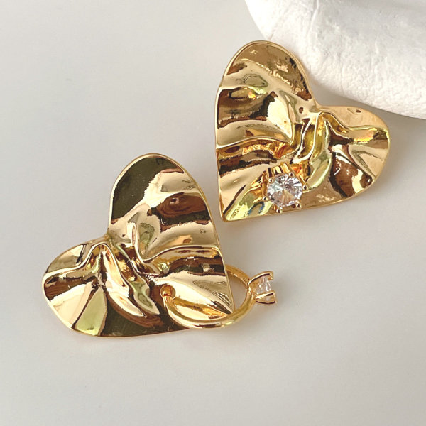 Gold heart earring stud