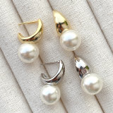 Round pearl charm earring