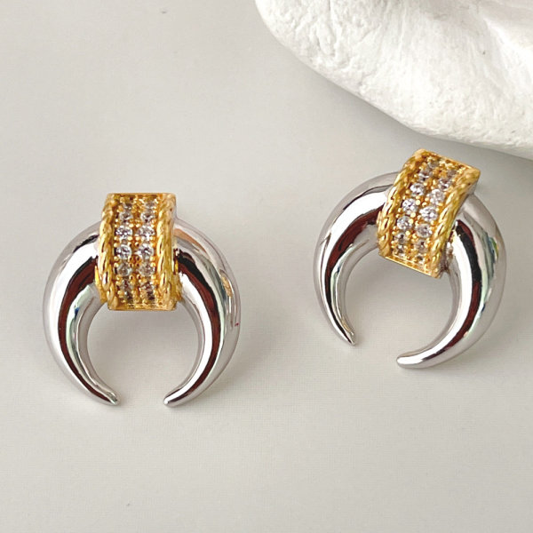 Monn horn earring stud