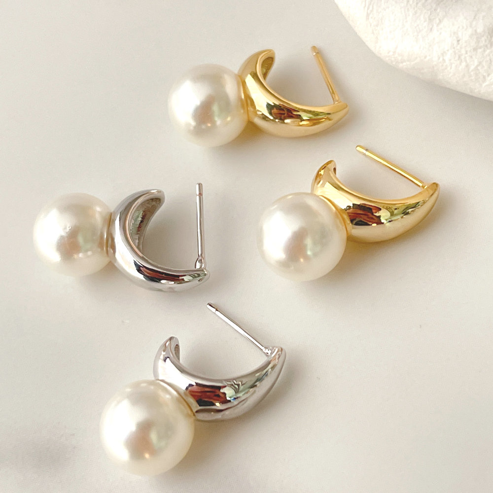 Round pearl charm earring