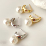 Round pearl charm earring
