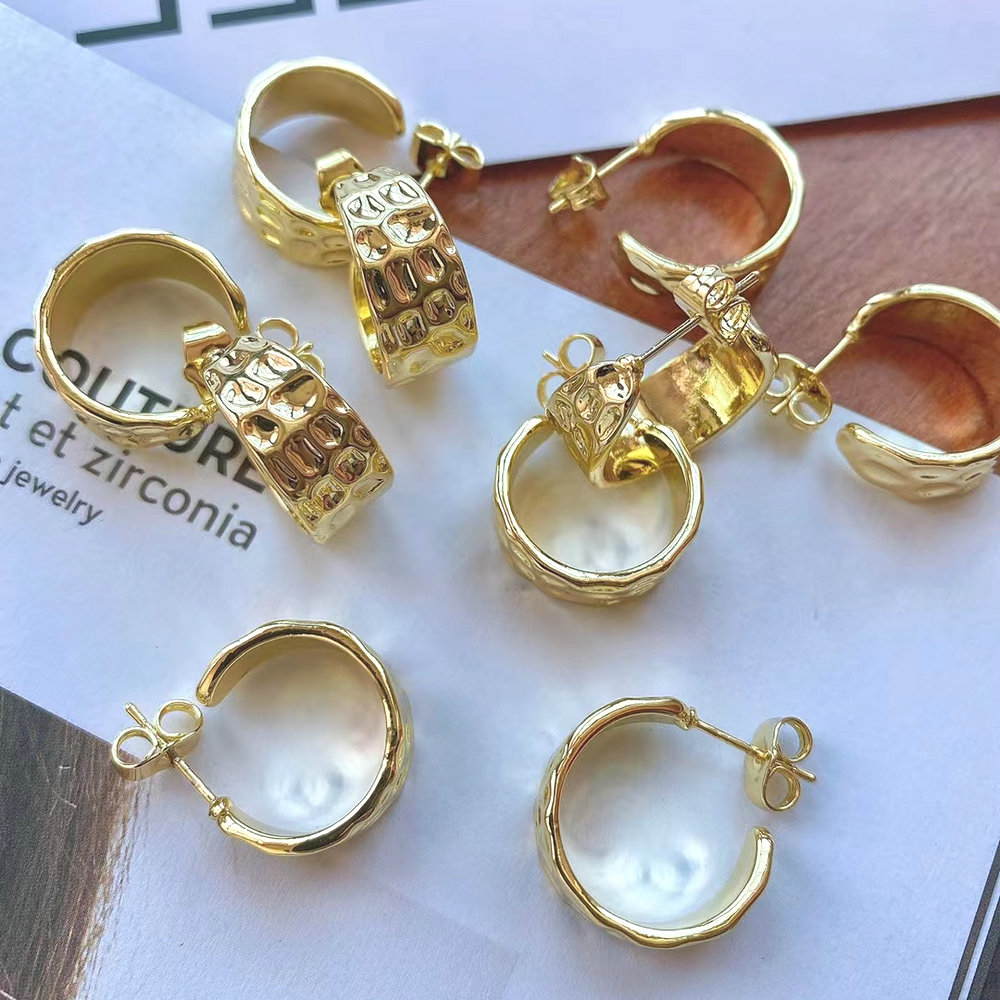 Gold metal C hoop erring