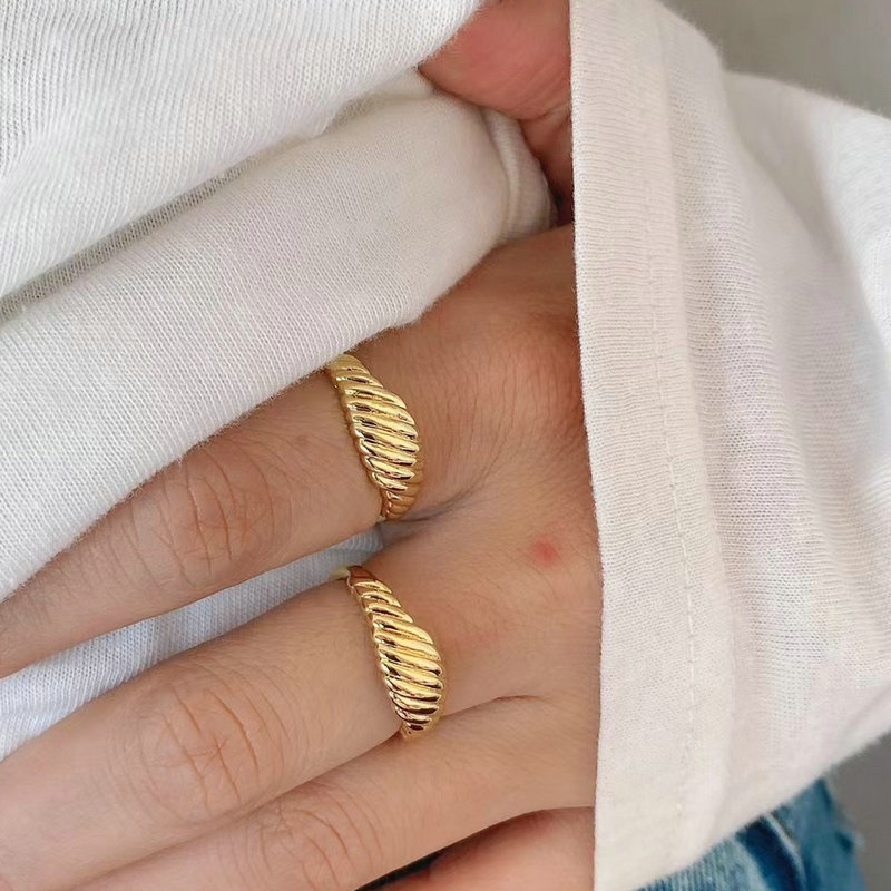 Smooth metal twist adjustable ring
