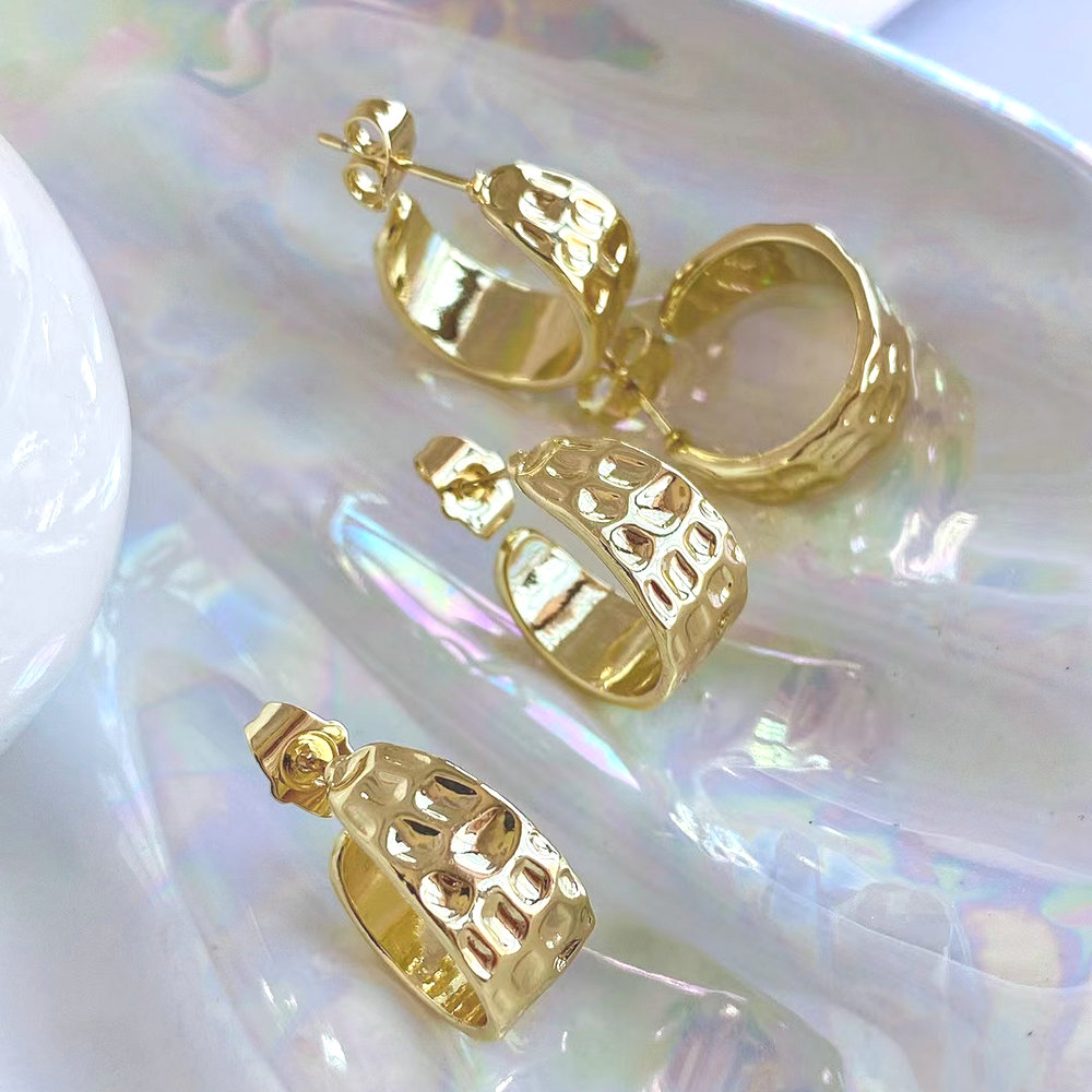 Gold metal C hoop erring